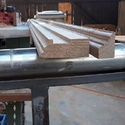 les deux parties de la corniche avant assemblage