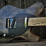 Table en châtaigner ondé, pickguard incrusté en ébène par FOF