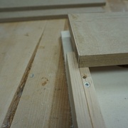 Patron du montant assis en place contre l'épaulement de la feuillure.