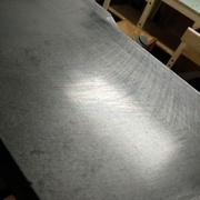 Les traces sombres que l'on voit, c'est ma bougie gratée sur la table, avant de passer le chiffon ;)