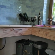 On dirait que la face est la contuinité du support sous l'évier. Je vous laisse deviner si c'est fait exprès ou non.