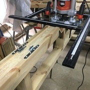 Montant et cadre, fixés côte à côte, pour l'usinage de l'emplacement des paumelles