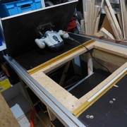 Le module défonseuse sous table. Chaque module en CTP bakélisé est vissé (tetes fraisées) dans le support de la table.