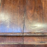 Panneau inférieur droit avec une large fente de haut en bas qu'il faudra combler avec un flipot