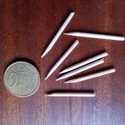 Chevilles avec pointes désaxées