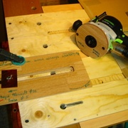 Logement des serre joints avec gabarit pour rainure droite