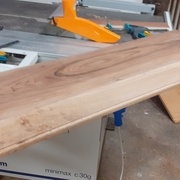 Après mise à dimension, ponçage jusqu'à 220, et moulure à la défonceuse.