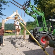 Le tracteur a aidé à lever une première fois la structure, qui est maintenue en place afin de la reprendre correctement.