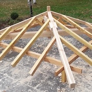 Charpente taillée au sol