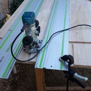 Trés pratique l'utilisation des rails de la scie plongeante pour cadrer la réalisation des feuillures à l'affleureuse