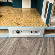 La prise d’alimentation avec témoin lumineux, et les boutons des lumières