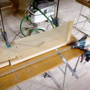 Réglage du parallélisme de la perceuse avec le guide à l'aide d'une longue tige filetée