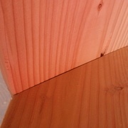 vis à peine visible au dessous