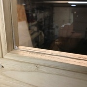 Trop de silicone. Ca déborde.