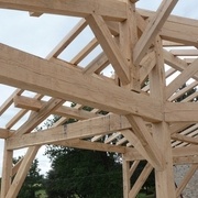 Charpente réalisée en chêne    https://www.boisetpaille.fr/