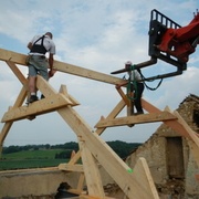 fig 1 Pose d une panne faîtière traditionnelle .   http://www.renover-soi-meme.com/