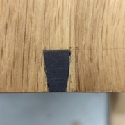 Légères traces sombres témoignant du passage du pinceau autour d'une contre-queue