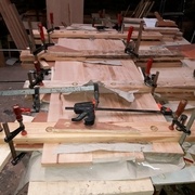 réalisation des panneaux en hêtre massif. faute de presse, j'ai réalisé des presses artisanales bien pratiques