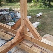 Percement des mortaises et ajustement - à l'envers - des trois liens d'un des poteaux