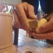 juste frotter un morceau de bois dessus.