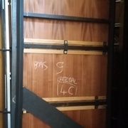 L'un des 12 panneaux de conque acoustique de la salle de spectacle en rénovation. Tout partait à la benne, nous avons démonté ces châssis mécano-soudés et récupéré des cadres acier et les panneaux en CP plaqué chêne