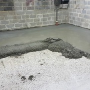 La chape de béton, de 8cm jusqu'à 14cm par endroits