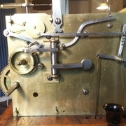 Façade latérale du mécanisme après nettoyage et remontage