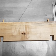 La pièce transversale qui s'appuie sur les crochets, assure l'équerre, et supporte le plateau.