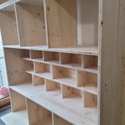 Une partie de la bibliothèque bureau en cours de réalisation.