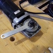 j'en profite pour modifier une clé plate pour maintenir l'axe (j'ai perdu l'autre)