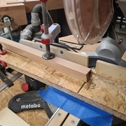 Peu de rainure et section non d'équerre : grand risque de bouger ! On maintient fermement la pièce