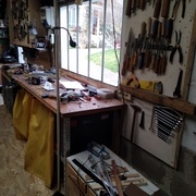 L'établi avec les ciseaux et rapes à protée de mains. Au sol un bloc tiroirs avec la visserie et les tourillons et lamelles