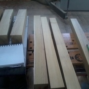 Le bois du piétement raboté