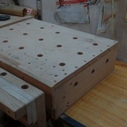 Les trous sur le côté déjà existants, le nouveau mors en chêne et le nouveau tasseau en chêne aussi qui remplace celui en frêne que je n'osais pas vous montrer.