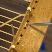 Si nécessaire, on soulève la canne avec le poinçon pour passer le brin pour le nouage.