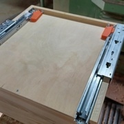 Les glissières fixées sur le tiroir