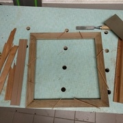 Je cale mes incrustations, rabote proprement puis incise les autres directions croisées