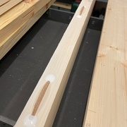 Lamello et colle des chutes dégauchies et rabotées.