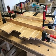 Collage du fond à la colle PU