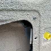 Insert filetés à sertir accueillant un boulon percé dans lequel est enfilé un clou pour pointage des panneaux muraux