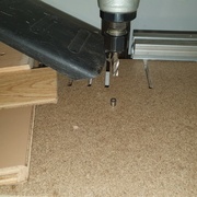 Fraise Ø6 en face d'une goupille de Ø6 qui va suivre le gabarit (à gauche) et embout d'aspi