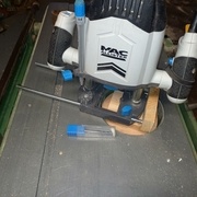 Montage avec la défonceuse et la fraise qui n'attends que de mordre de l'aluminium