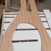 flanc usiné dans le gabarit de rainurage. Ici on apercoit les butées et on voit comment le flanc est tenu en place