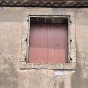 sur la travée du voisin (mais même maison à l'origine), on devine que les gonds étaient eux compatibles avec un placage des volets sur la façade.