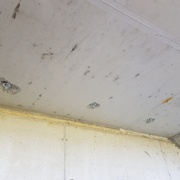 Sortie des tiges filletées sous le balcon