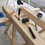 La mortaise est évidée à l'aide d'une mèche de 30 mm et nettoyée au ciseau à bois de 30 mm