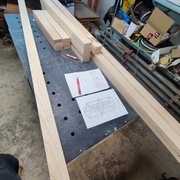 On commence l'établissement des pièces en fonction du plan et des pièces de bois.