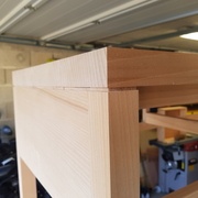 Feuillure entre le plateau et les montants