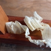 premiers copeaux sur un bout de pin, il y a des choses à revoir