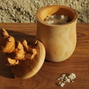 On voit sur cette boîte à sel que le creux du pot n'est pas centré.